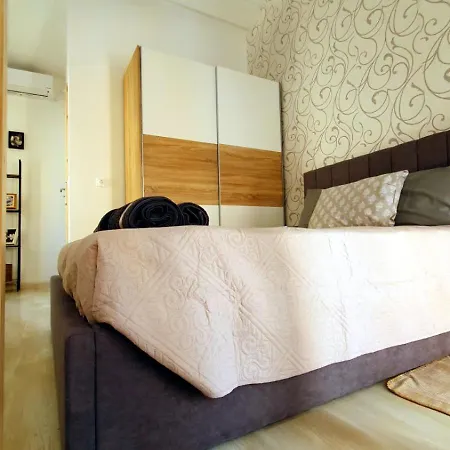 Fanis House *